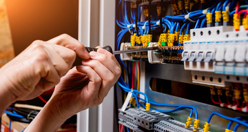 Mettez votre tableau électrique aux normes : nos électriciens sont là pour vous aider !